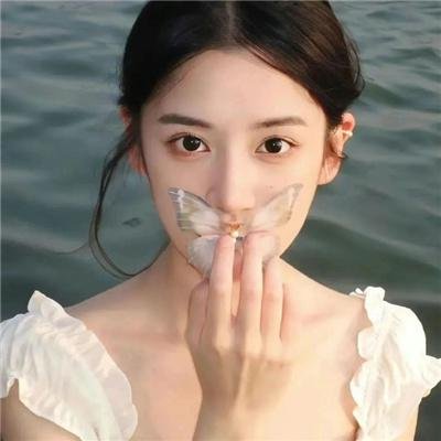 缓缓前行的老货轮